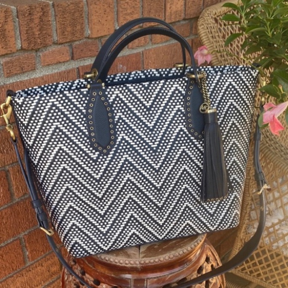 🤍💙gorgeous Micheal kors Brooklyn Large Woven Leather Satchel white and navy 🤍💙